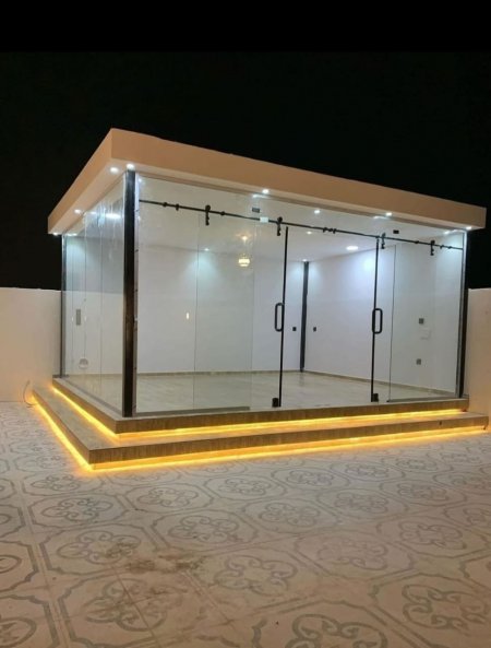 أشكال مجالس زجاجية مودرن وسندويش بانل بجدة|تركيب غرف زجاجية خارجية 2026