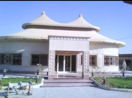 تركيب بيوت شعر وخيام في حي الحمراء 